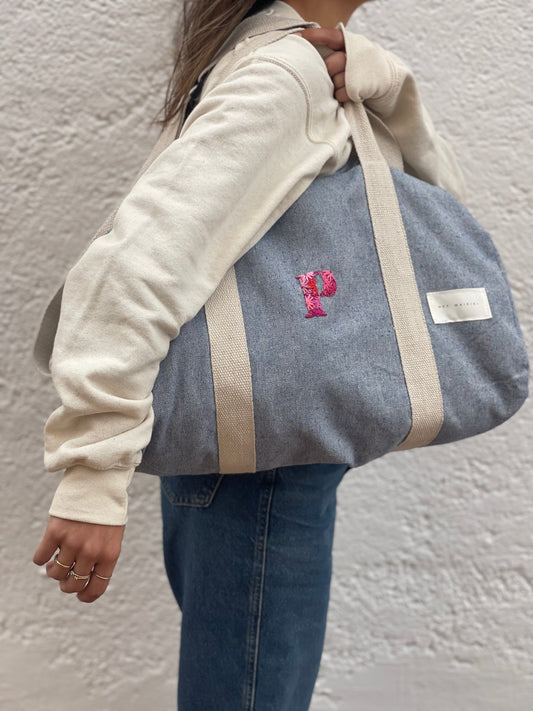 Bolso de viaje con inicial bordada