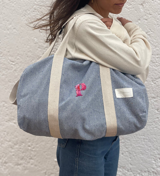 Bolso de viaje con inicial bordada