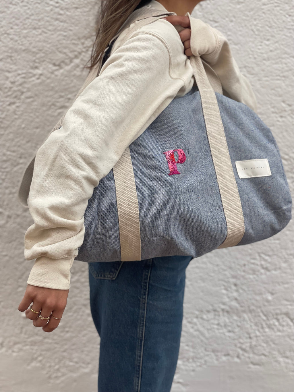 Bolso de viaje con inicial bordada