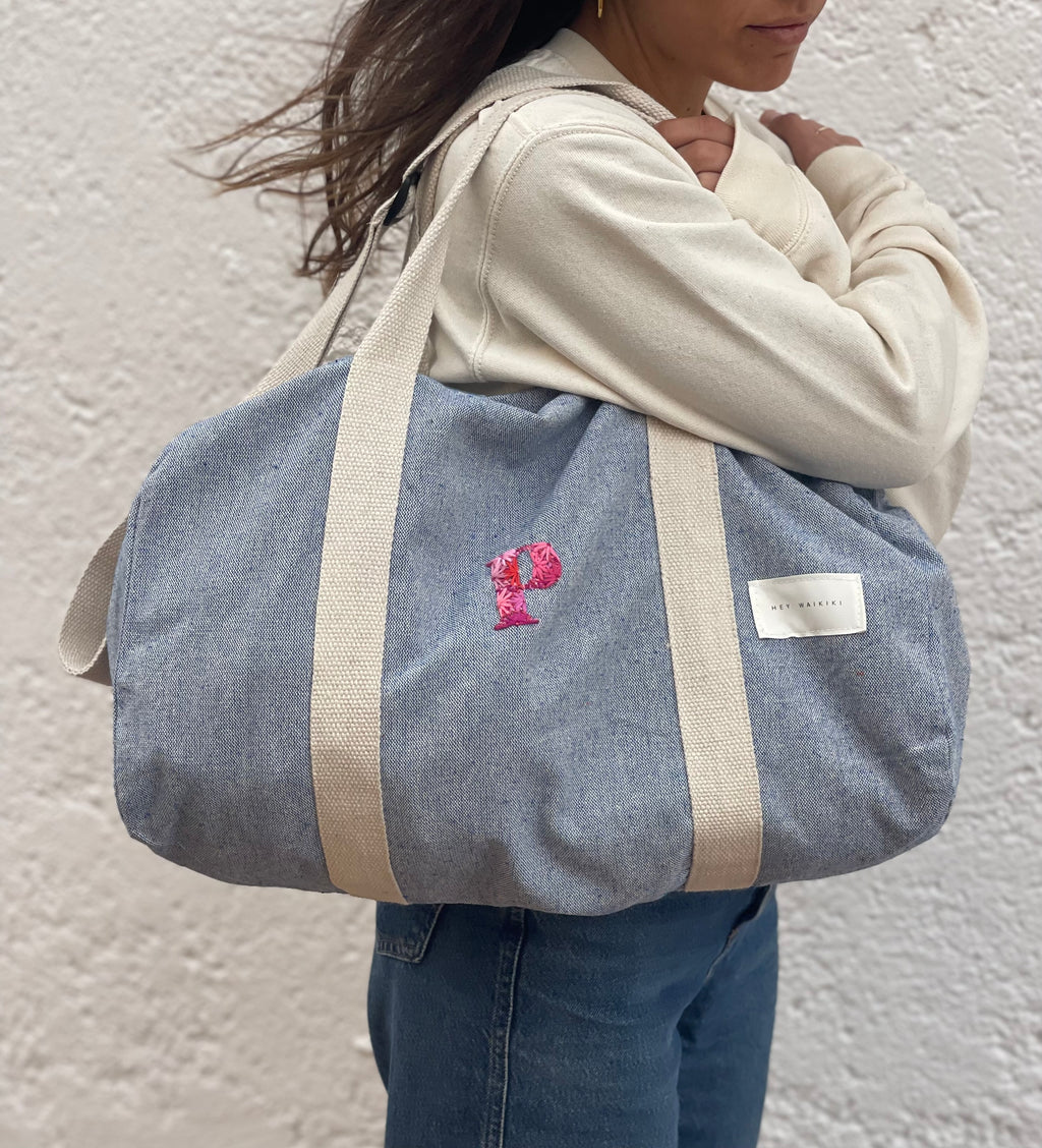 Bolso de viaje con inicial bordada