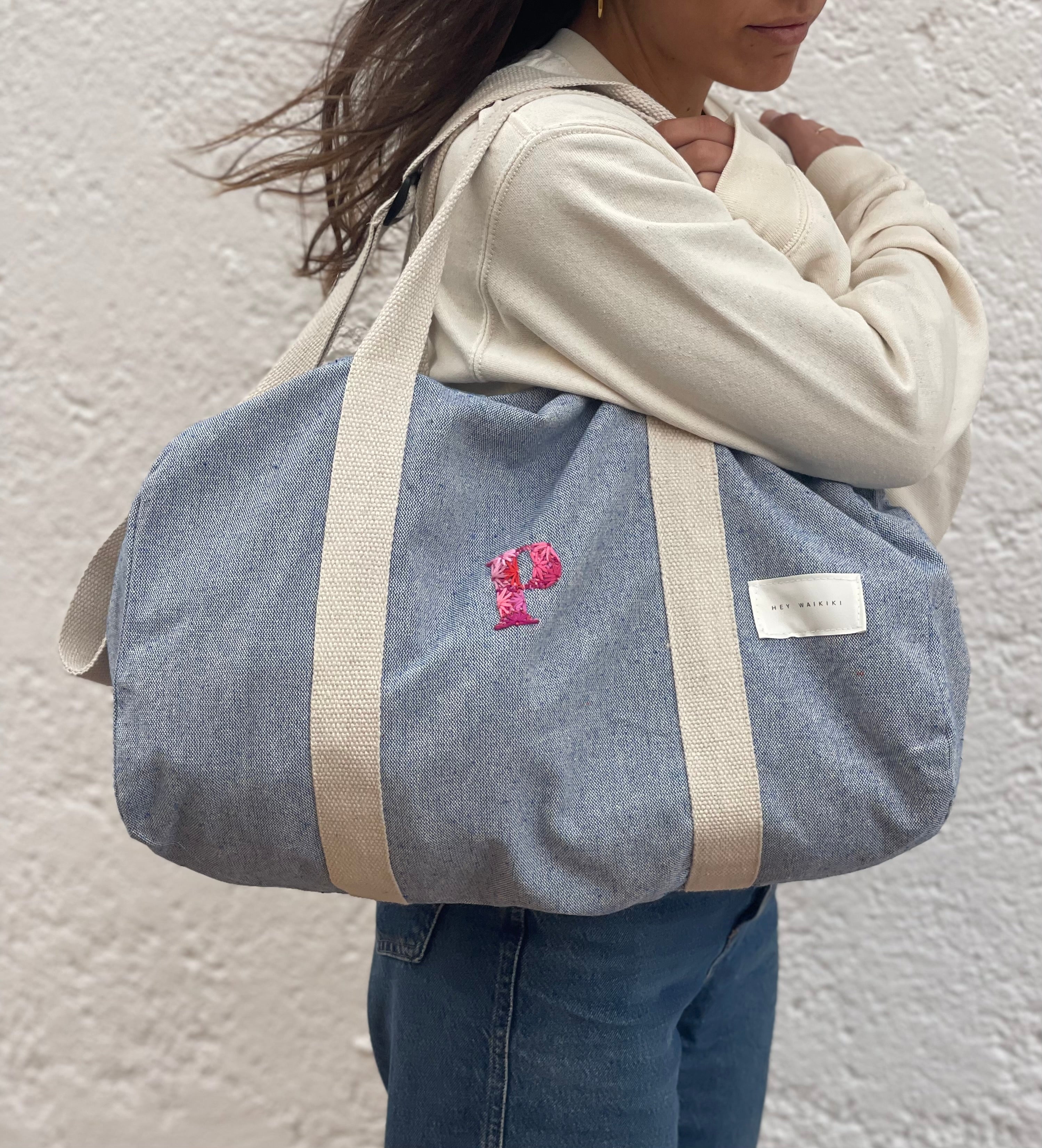 Bolso de viaje con inicial bordada